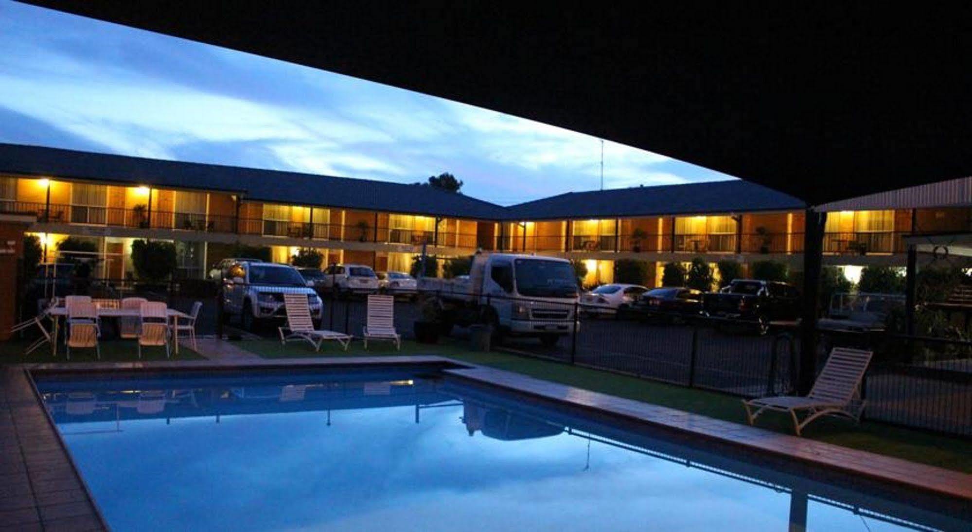 Golden West Motor Inn Dubbo Extérieur photo