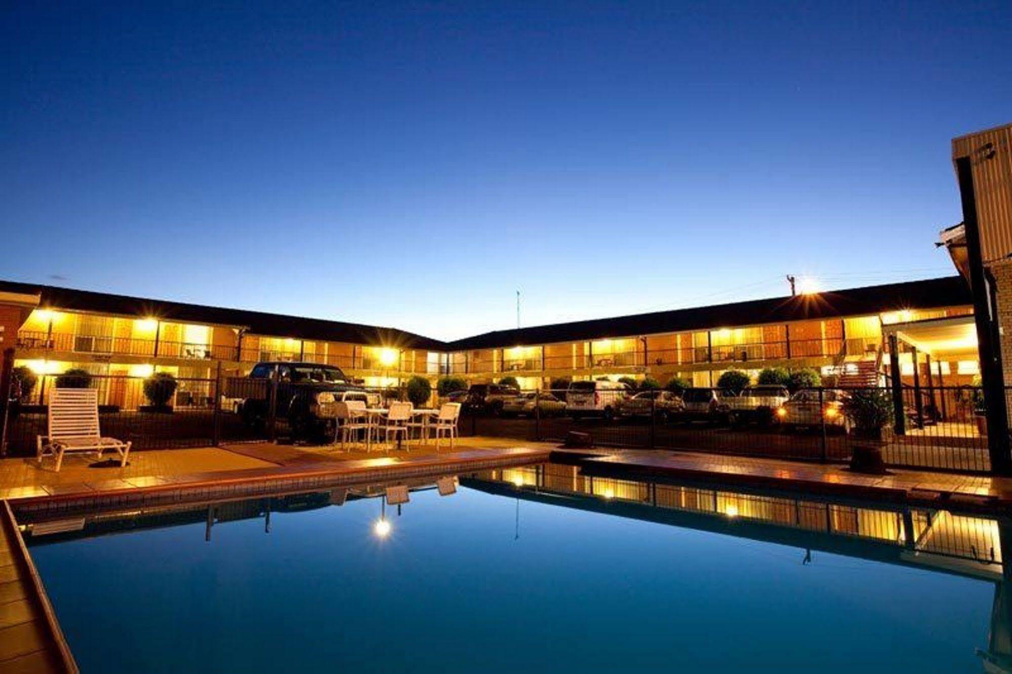 Golden West Motor Inn Dubbo Extérieur photo